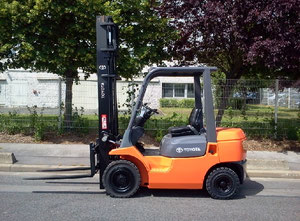 Used TOYOTA 627FDF25 Diesel forklift