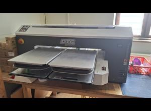 Εκτυπωτής DTG M2 Direct-to-Garment Printer - Κατάσταση χαμηλής χρήσης : χρήση μελανιών χρωστικής με βάση το νερό.. Περιοχή εκτύπωσης 40X60 ή 2X( 40X30) - υψηλή παραγωγικότητα