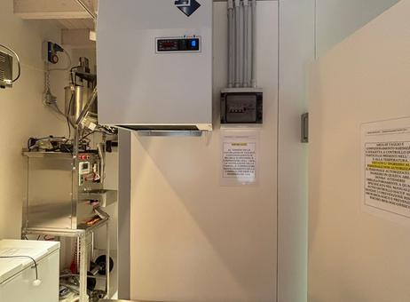 2 positive cold room 0/ + professional slicing machine + temperature and air quality controlled clean room + automatic liquid bagging machine. P250929098