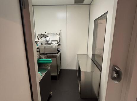 2 positive cold room 0/ + professional slicing machine + temperature and air quality controlled clean room + automatic liquid bagging machine. P250929098