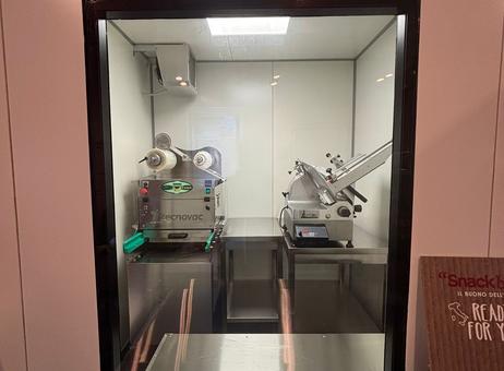 2 positive cold room 0/ + professional slicing machine + temperature and air quality controlled clean room + automatic liquid bagging machine. P250929098