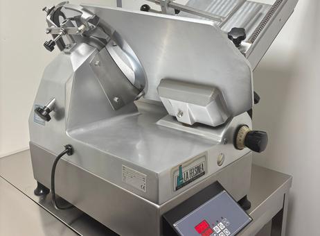 2 positive cold room 0/ + professional slicing machine + temperature and air quality controlled clean room + automatic liquid bagging machine. P250929098
