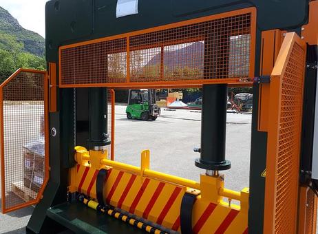 GERMANPLAST SRL GUILLOTINE REEL SLITTER P251023962