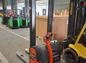 Fenwick L12 Stacker