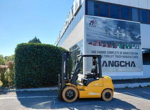 Hangcha XE30Hi ( CPD30-XEY2H2-SI ) Electric forklift