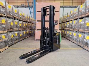 Hangcha CDD16-AC2S-LI Stacker
