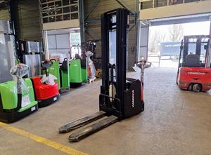 Hangcha CDD16-AC2-L Stacker