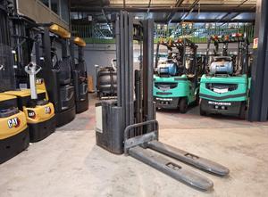 Crown WE2300-16 Stacker